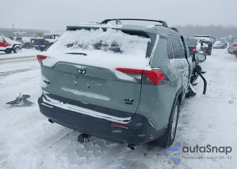 2019 Toyota Rav4 Xle z USA, uszkodzony, nr VIN 2T3P1RFV7KW042747